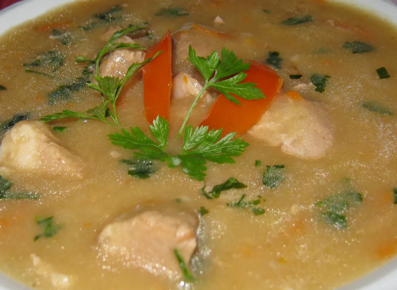 Gęsty, kremowy sos do mięsa z kawałkami kurczaka, marchewką, pomidorem i natką pietruszki. Idealny przepis, jak zrobić sos do mięsa z niczego.