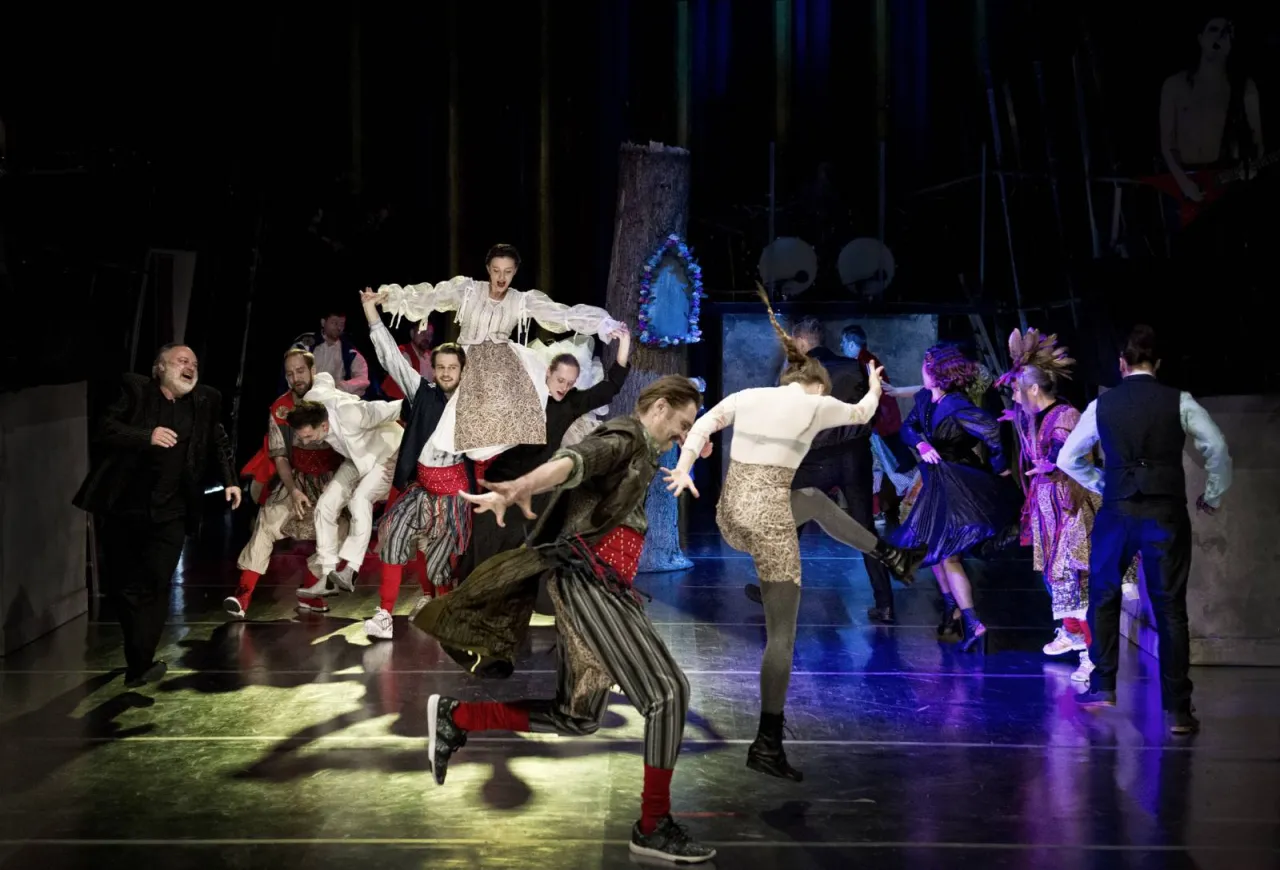 Scena teatralna pełna aktorów w barwnych strojach. Warto kupić bilety do teatru dla dzieci na takie widowisko!