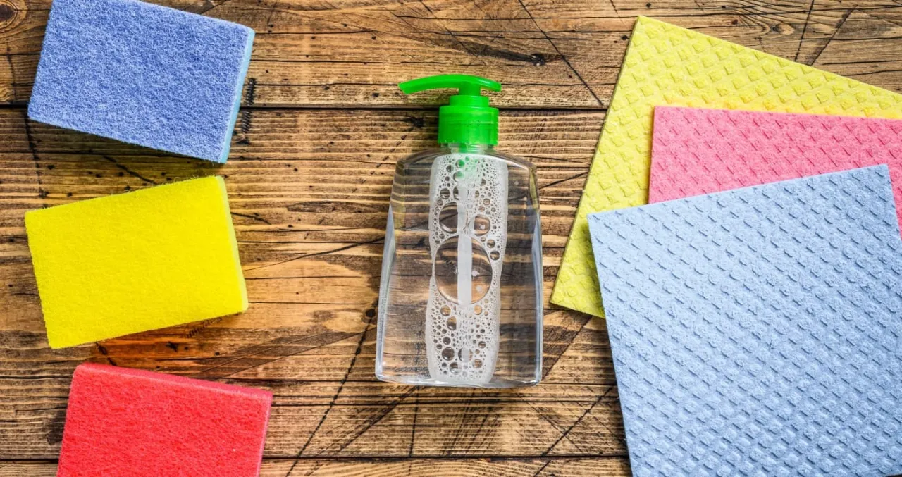 usuwanie zaschniętej plamy z podkładu alkohol izopropylowy