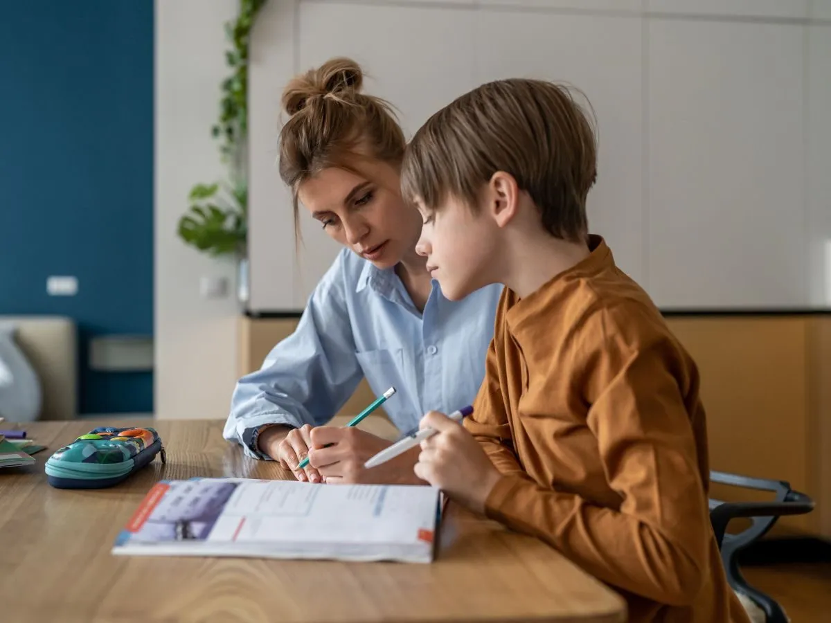 rodzic i nastolatek planujący naukę w domu