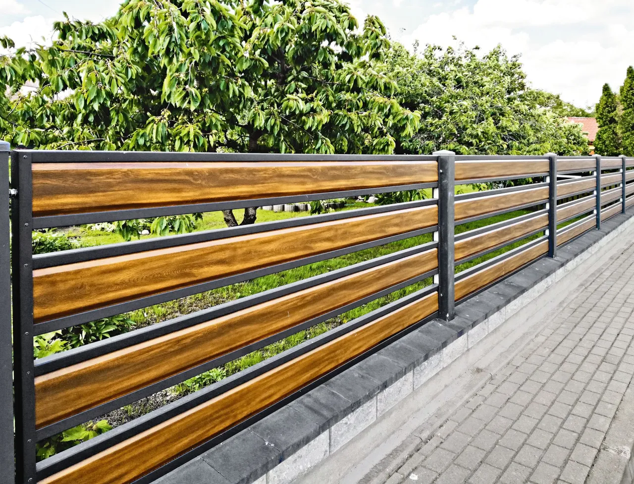 nowoczesny płot z desek poziomych