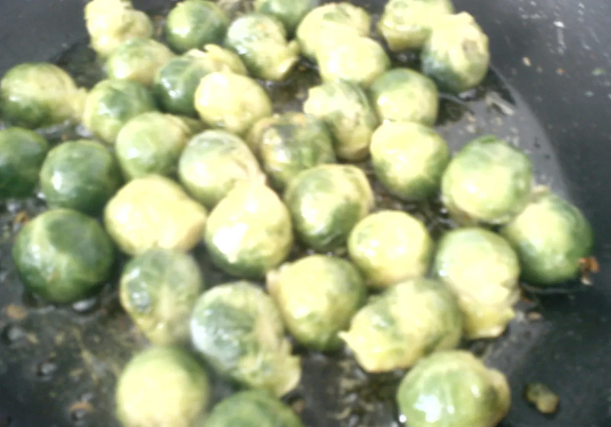 Brukselka na patelni, gotowa do dalszej obróbki. Dowiedz się, jak ugotować brukselkę, by była pyszna!