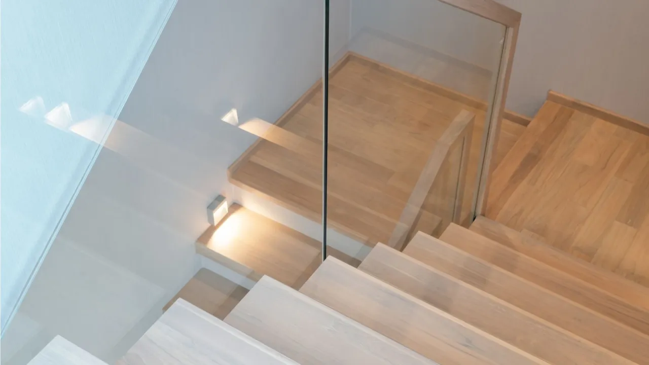 Przygotowanie schod&oacute;w drewnianych do malowania