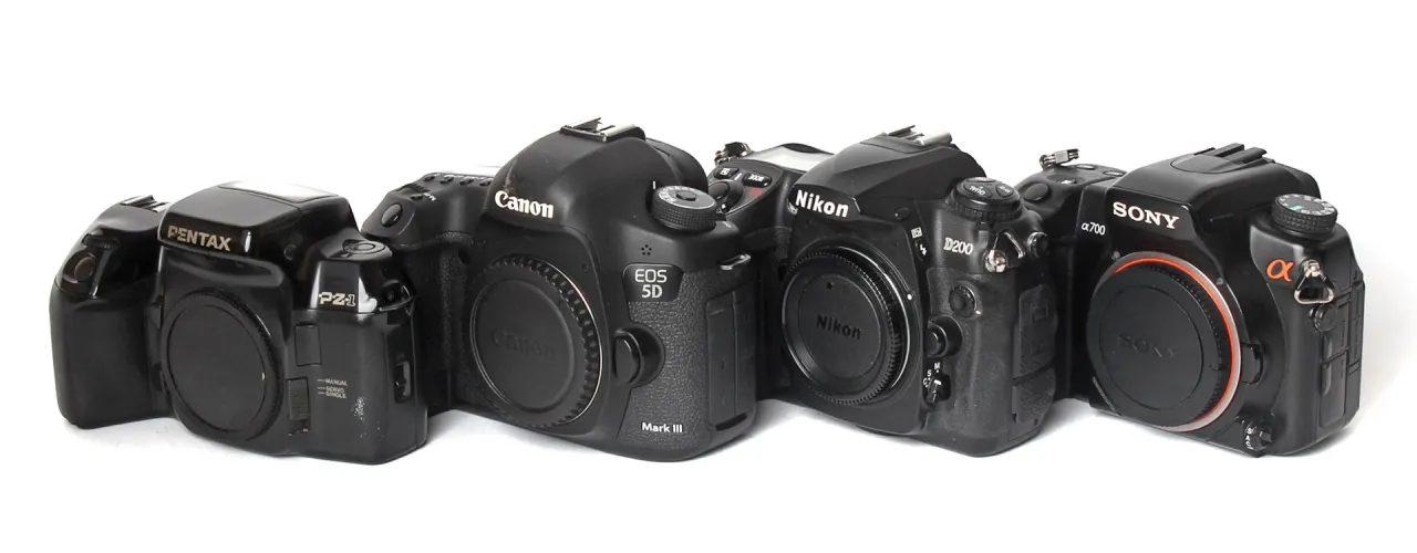 używany aparat fotograficzny w dłoniach podczas sprawdzania