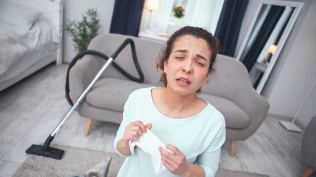 osoba z alergią w domu