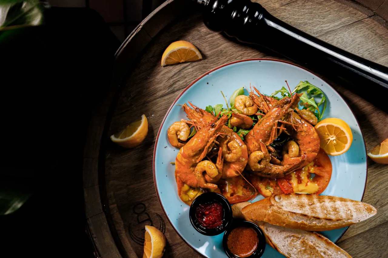 Krewetki z cytryną i pieczywem &ndash; idealne danie, co ugotować na randkę.