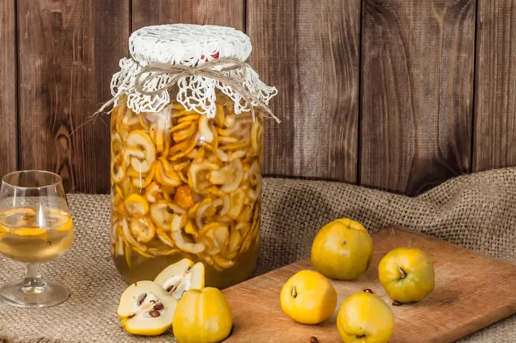 Składniki do nalewki z pigwowca: owoce, alkohol, cukier