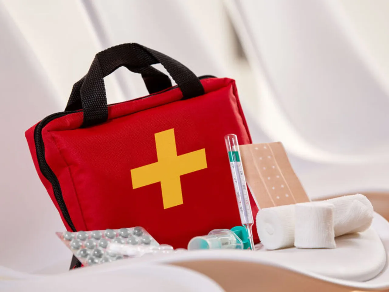 uniwersalna apteczka podr&oacute;żna zawartość