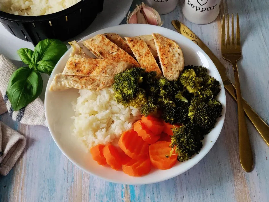 talerz posiłek potreningowy z kurczakiem ryżem i warzywami