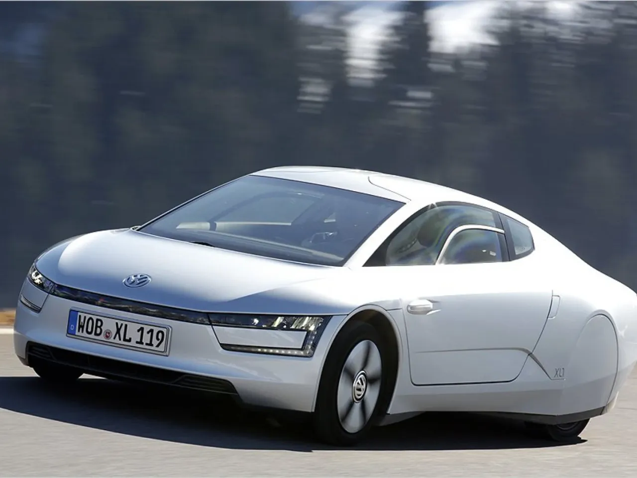 Auto fährt sparsam auf Landstraße