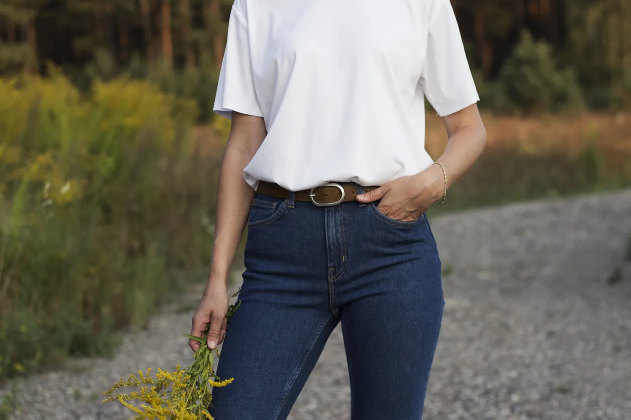 Kobieta w idealnie dopasowanych jeansach, uśmiechnięta