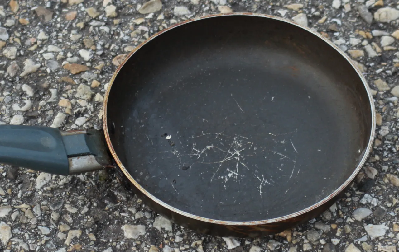 uszkodzona patelnia teflonowa