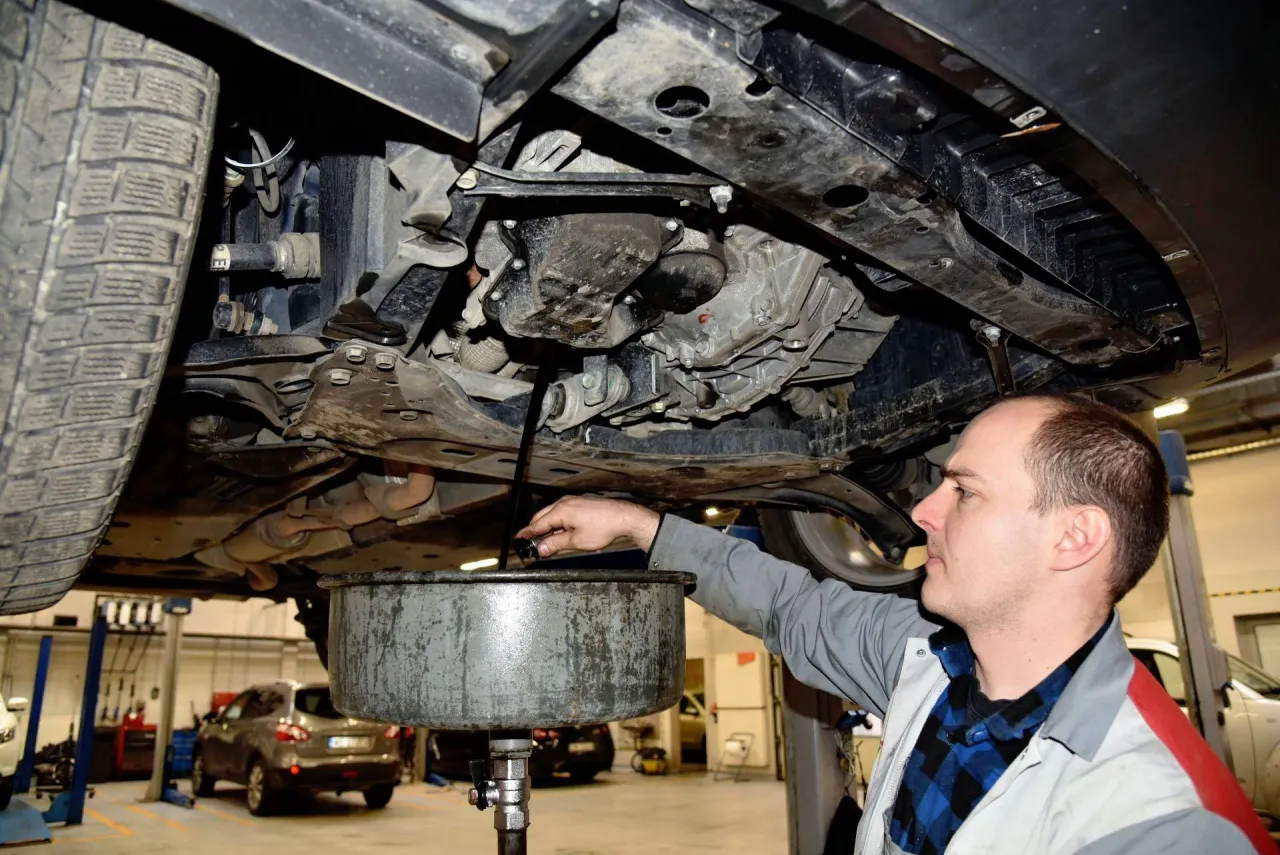 Wymiana oleju silnikowego w aucie benzynowym