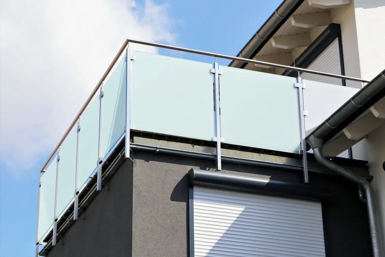 Zdjęcie Jak myć szklane balustrady, aby uniknąć smug i zarysowań