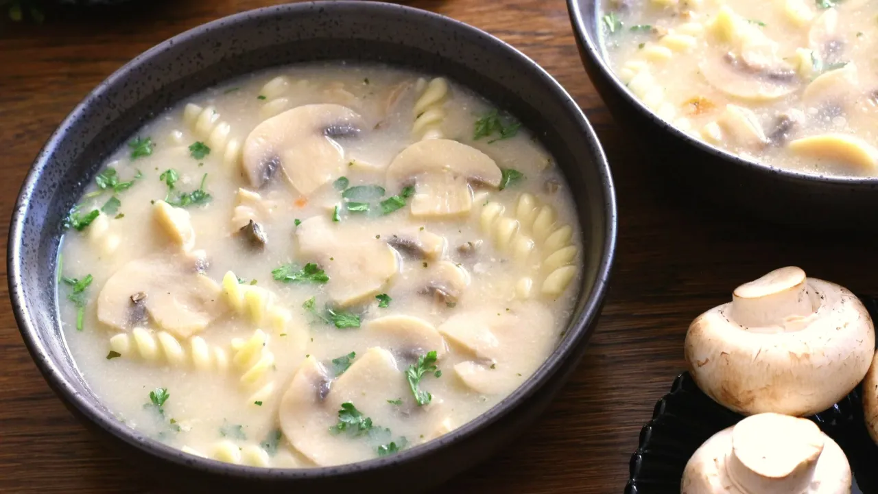Zdjęcie Zupa pieczarkowa: Jak wzmocnić smak? Odkryj sekrety głębi!