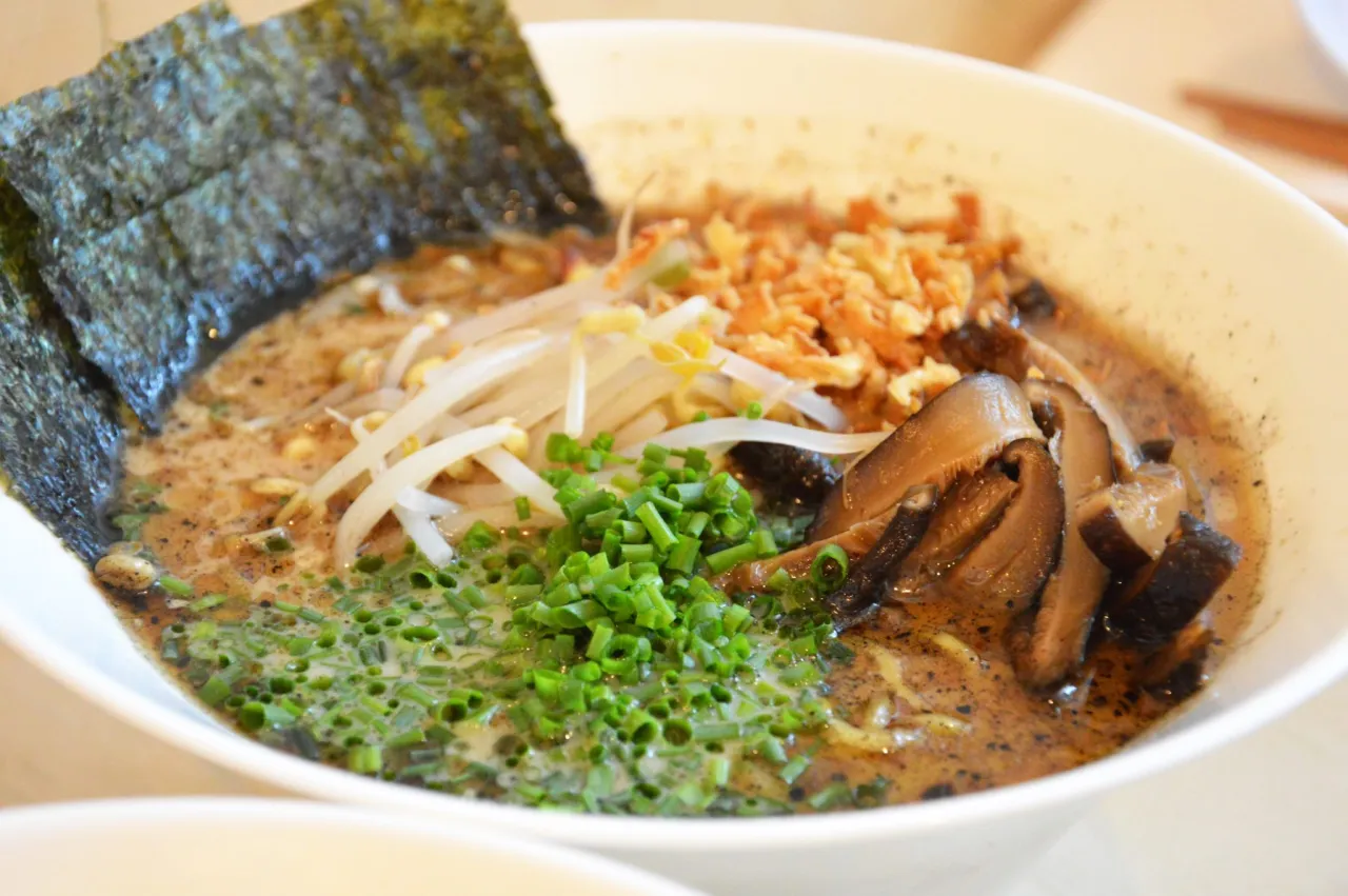 Aksamitny bulion, nori, kiełki fasoli, grzyby shiitake i szczypiorek tworzą pyszne vege ramen.