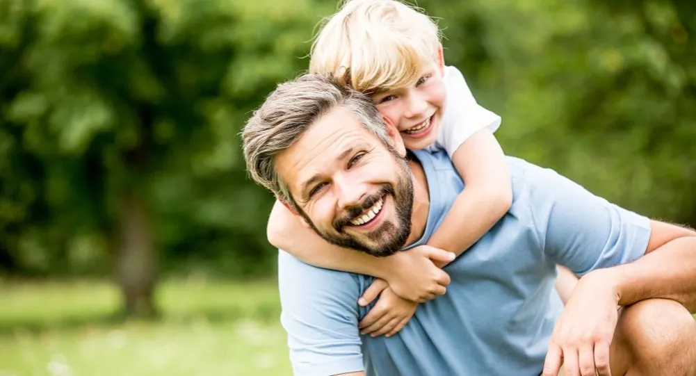 Lachender Vater mit Kind