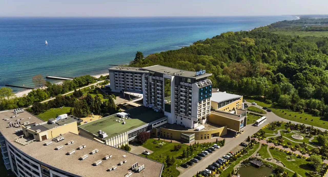 Luksusowy hotel nad morzem, idealny na wakacje z pełnym wyżywieniem. Widok na plażę i las.