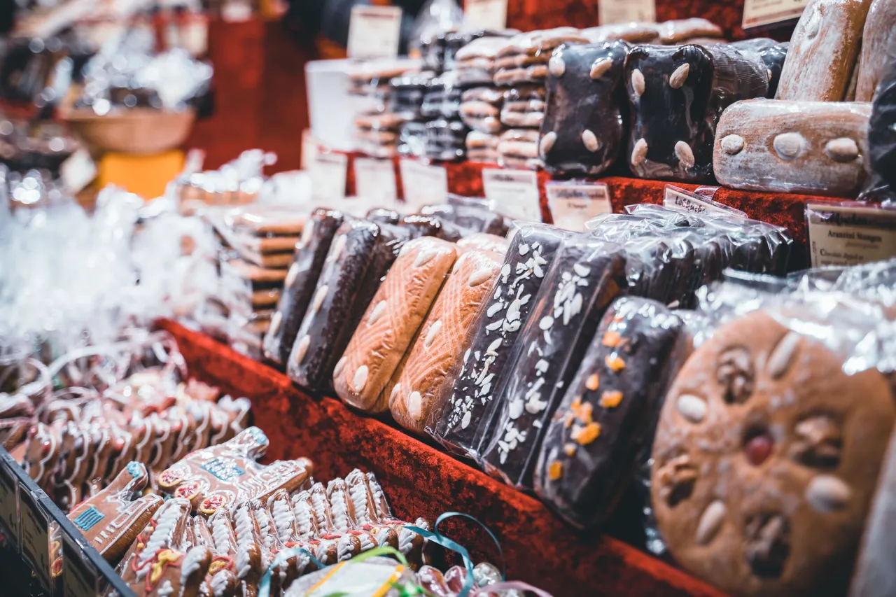 Słodkie wypieki, pierniczki i czekoladowe przysmaki – idealne, co przywieźć z Austrii do jedzenia.