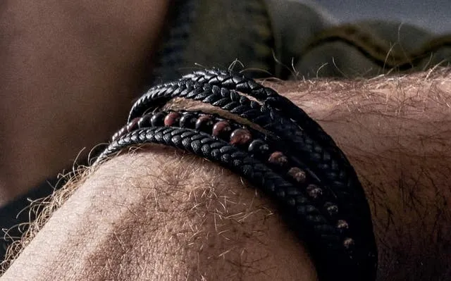 męskie bransoletki na nadgarstkach r&oacute;żne style