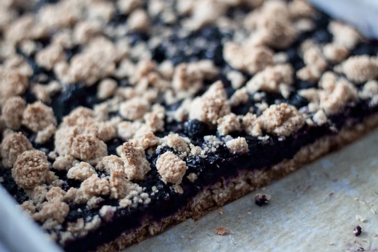 Pyszne ciasto drożdżowe z jagodami i kruszonką, idealne na podstawie przepisu na ciasto drożdżowe z maszyny.