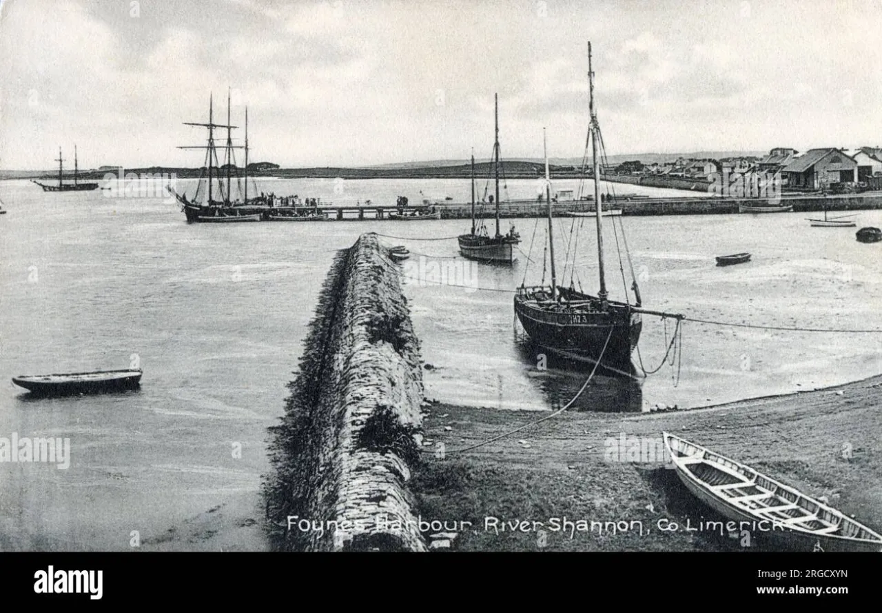 Stare czarno-białe zdjęcie lotniska Foynes w Irlandii