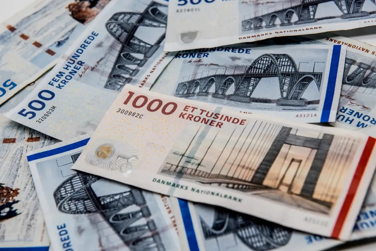 Dania posługuje się walutą korona duńska (DKK). Na banknotach widnieją mosty, symbole kraju.