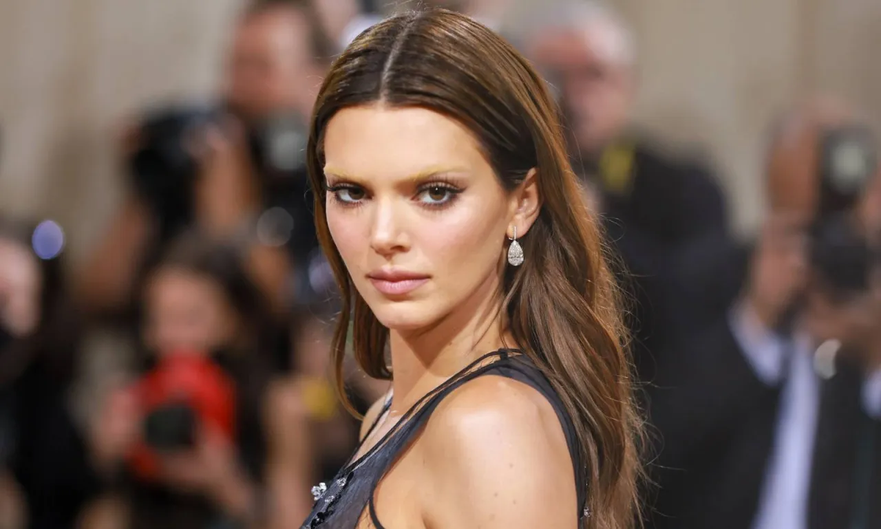 kobieta z za ciemnymi brwiami, rozjaśnianie henny