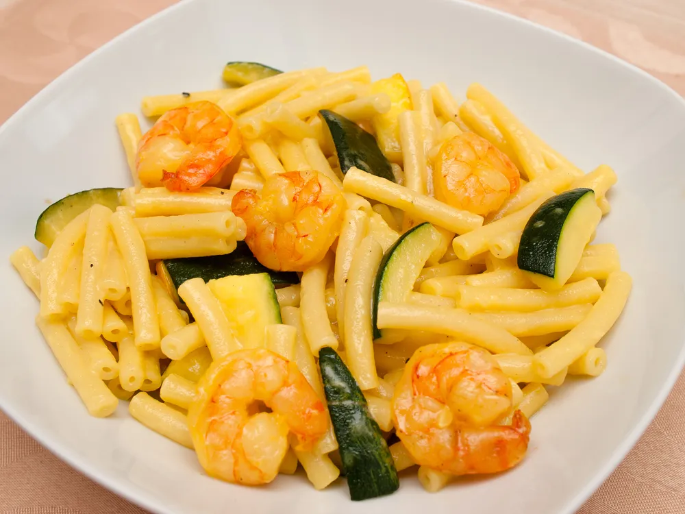 piatti di pasta zucchine e gamberetti e pasta zucchine e pancetta