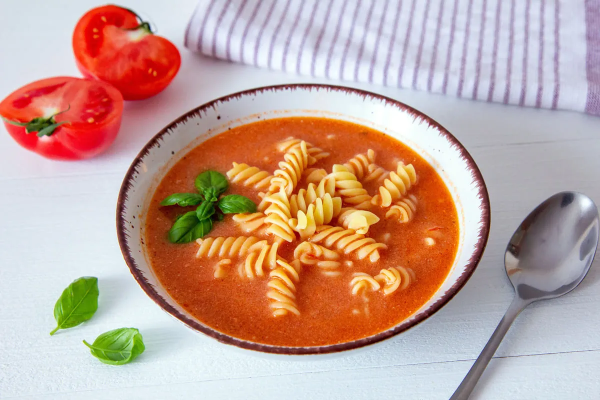 Zupa pomidorowa z makaronem fusilli, świeżą bazylią i pomidorami. Idealne jakie przyprawy do zupy pomidorowej?