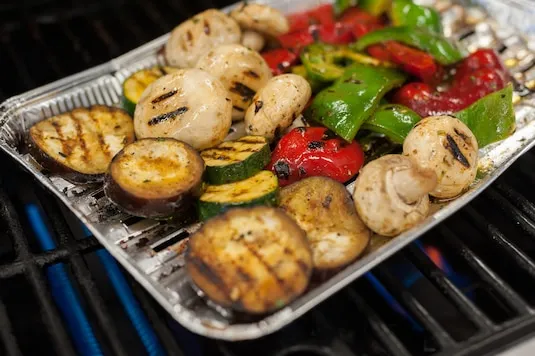 różnorodne grillowane warzywa na grillu