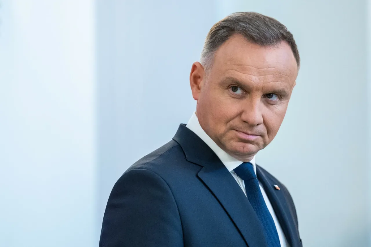 Andrzej Duda w garniturze, zamyślony. Czy to prawdziwe powody dla których Andrzej Duda zapowiedział serię wet do ustaw budżetowych?