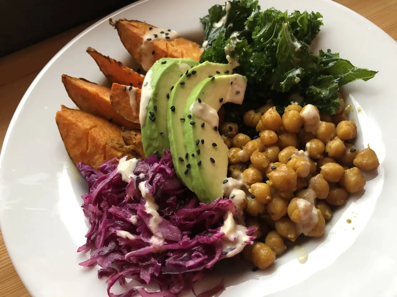 Warianty sałatki z batatów i ciecierzycy z jarmużem