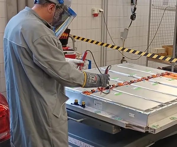 naprawa moduł&oacute;w baterii samochodu elektrycznego