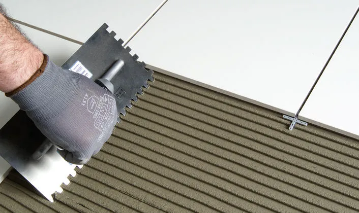 Prawidłowe nakładanie kleju na płytki betonowe