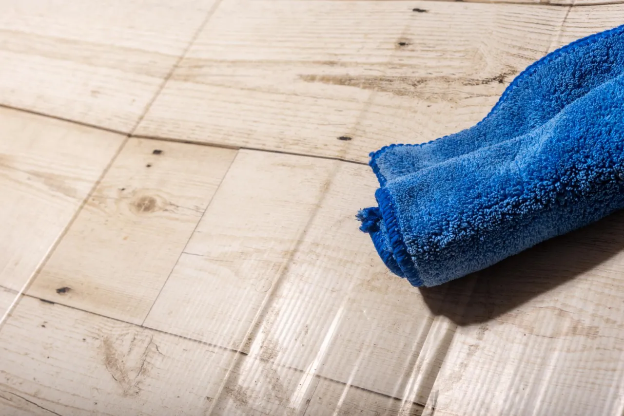 Technika mycia płytek z połyskiem bez smug