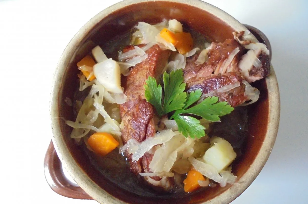 Pyszne danie z wędzonych żeberek z kapustą, marchewką i ziemniakami. Idealne pytanie: co ugotować z wędzonych żeberek?