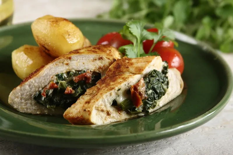 pierś z kurczaka faszerowana szpinakiem i serem