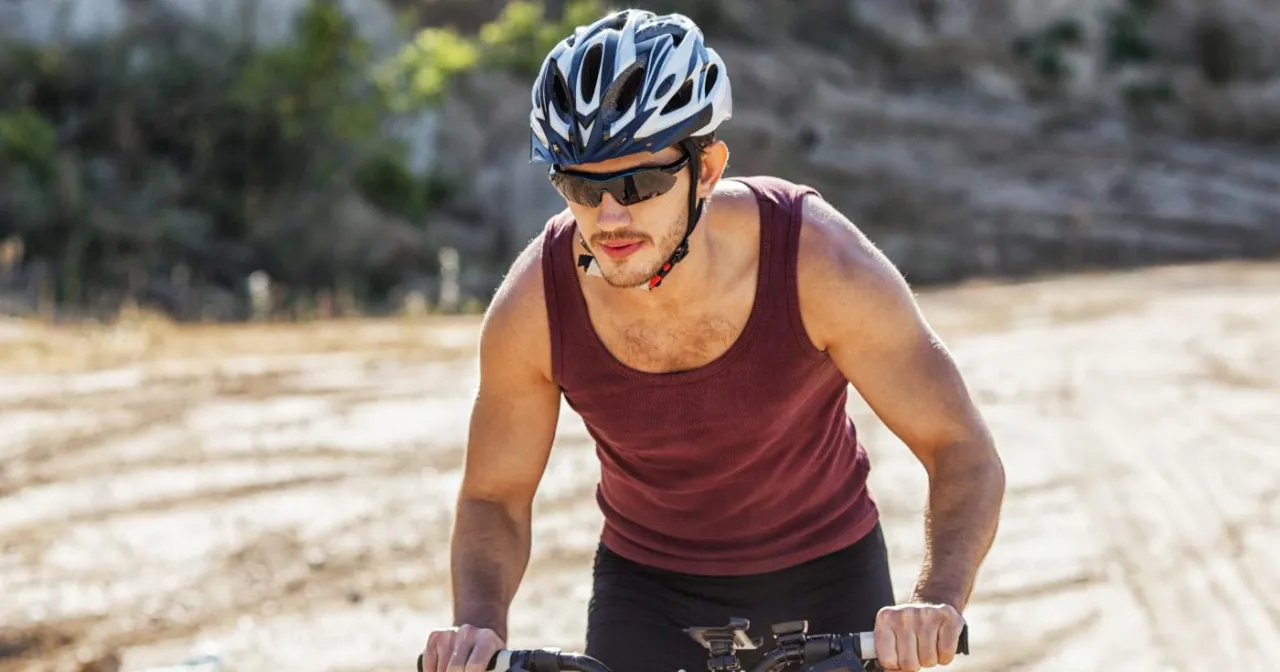 Rowerzysta w okularach fotochromowych jazda lasem i na słońcu