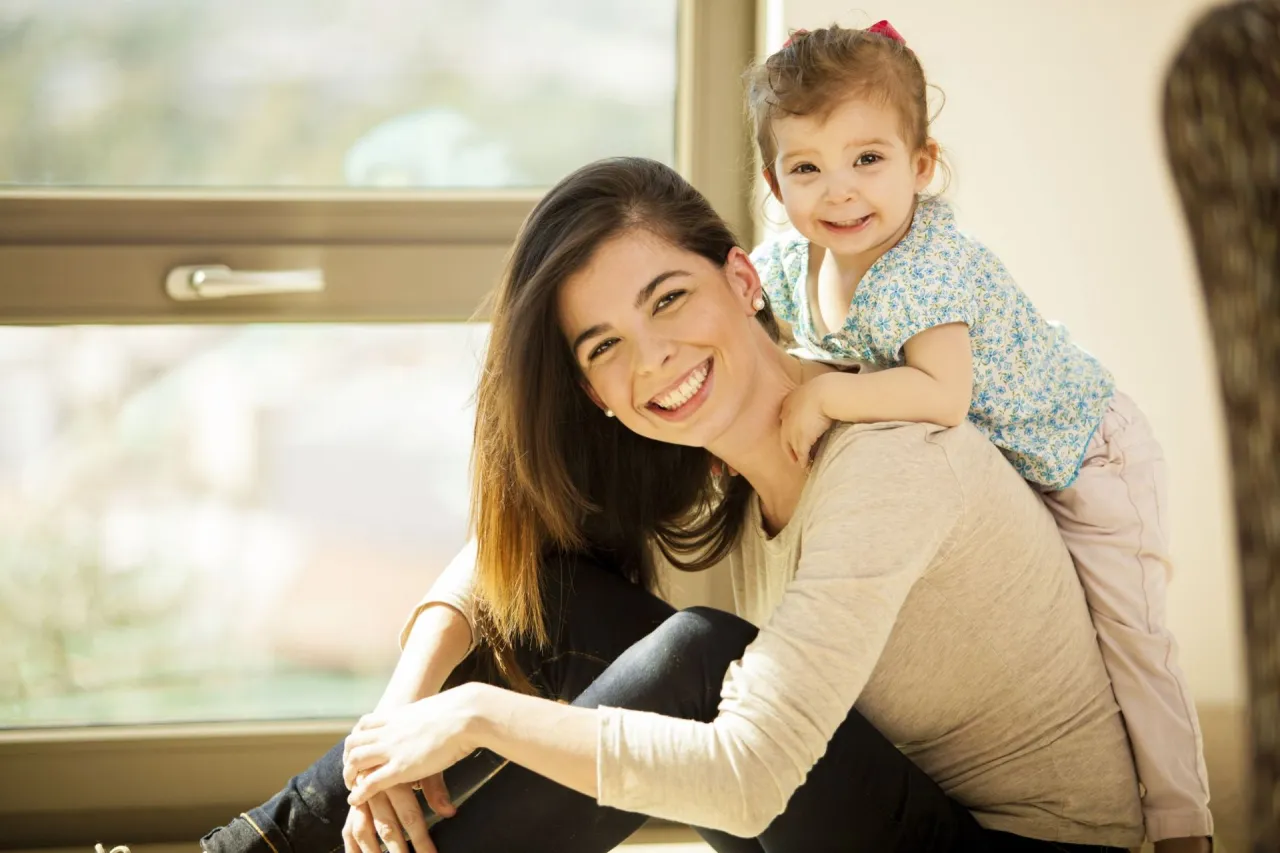 rodzice rozmawiają z nianią o warunkach pracy