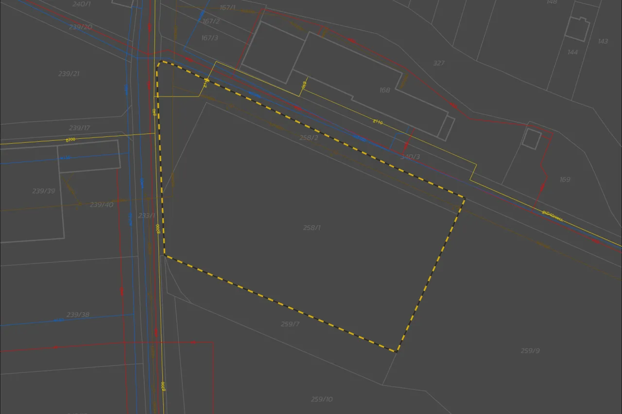 Mapa działki z zaznaczonym terenem pod dom. Określenie, ile arów pod dom jest dostępne, jest kluczowe dla planowania.