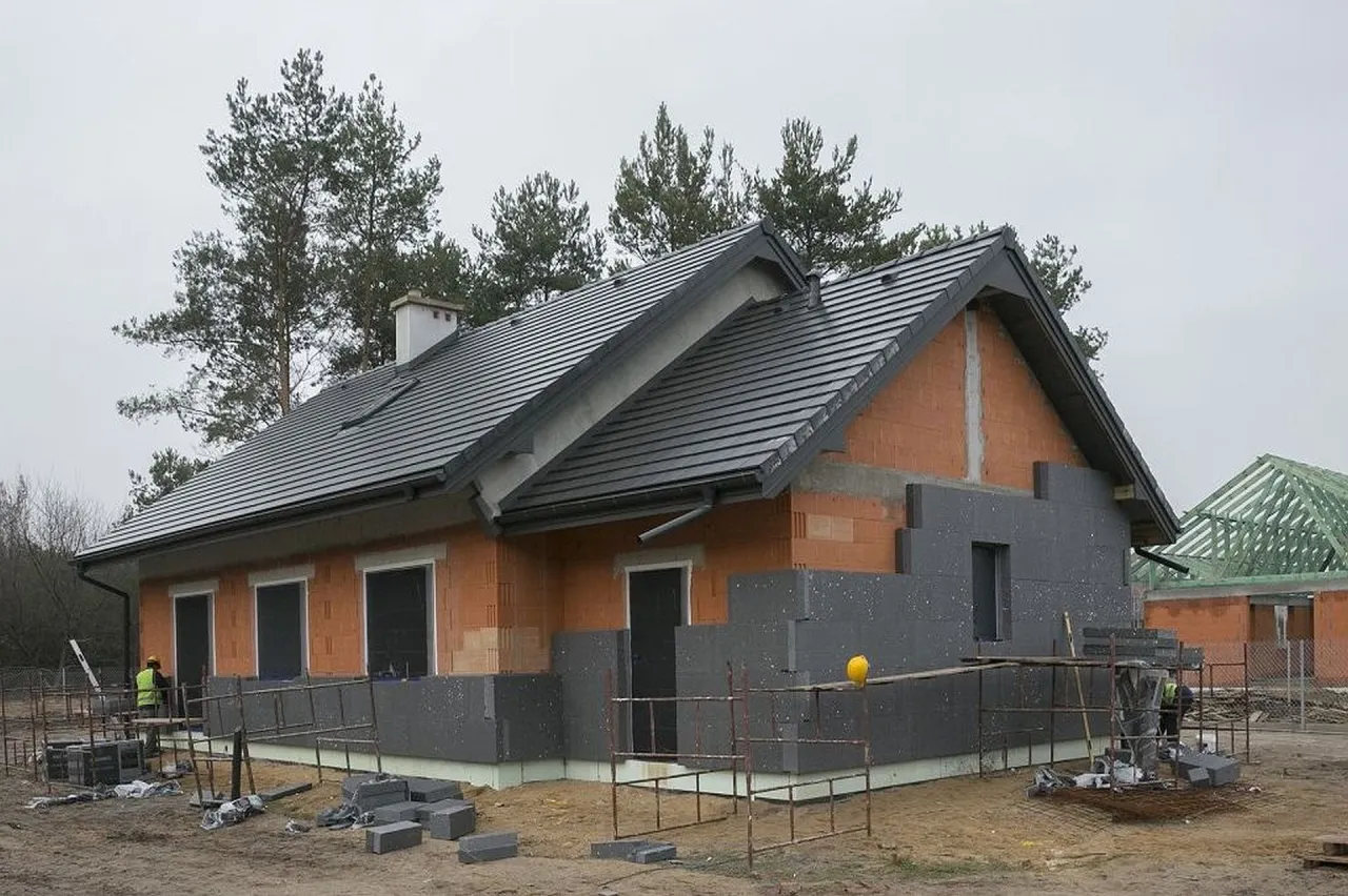 Por&oacute;wnanie styropianu białego i grafitowego, przekr&oacute;j