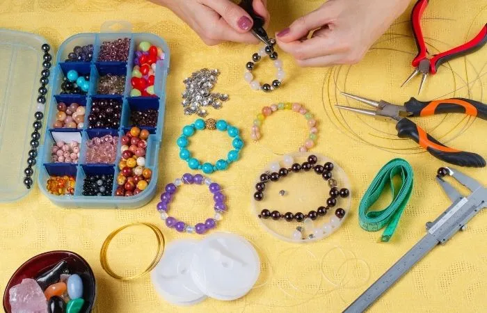 materiały i narzędzia do bransoletek z koralików na żyłce