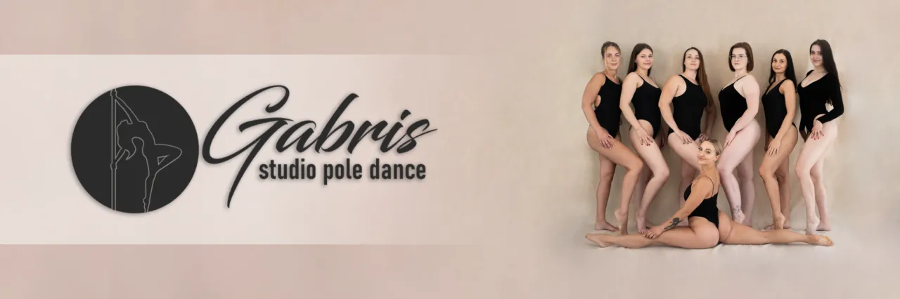 grupa początkujących os&oacute;b na zajęciach pole dance, instruktor, uśmiechy