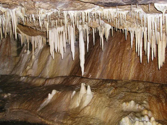 Jaskinia Niedźwiedzia w Kletnie wnętrze z formacjami skalnymi