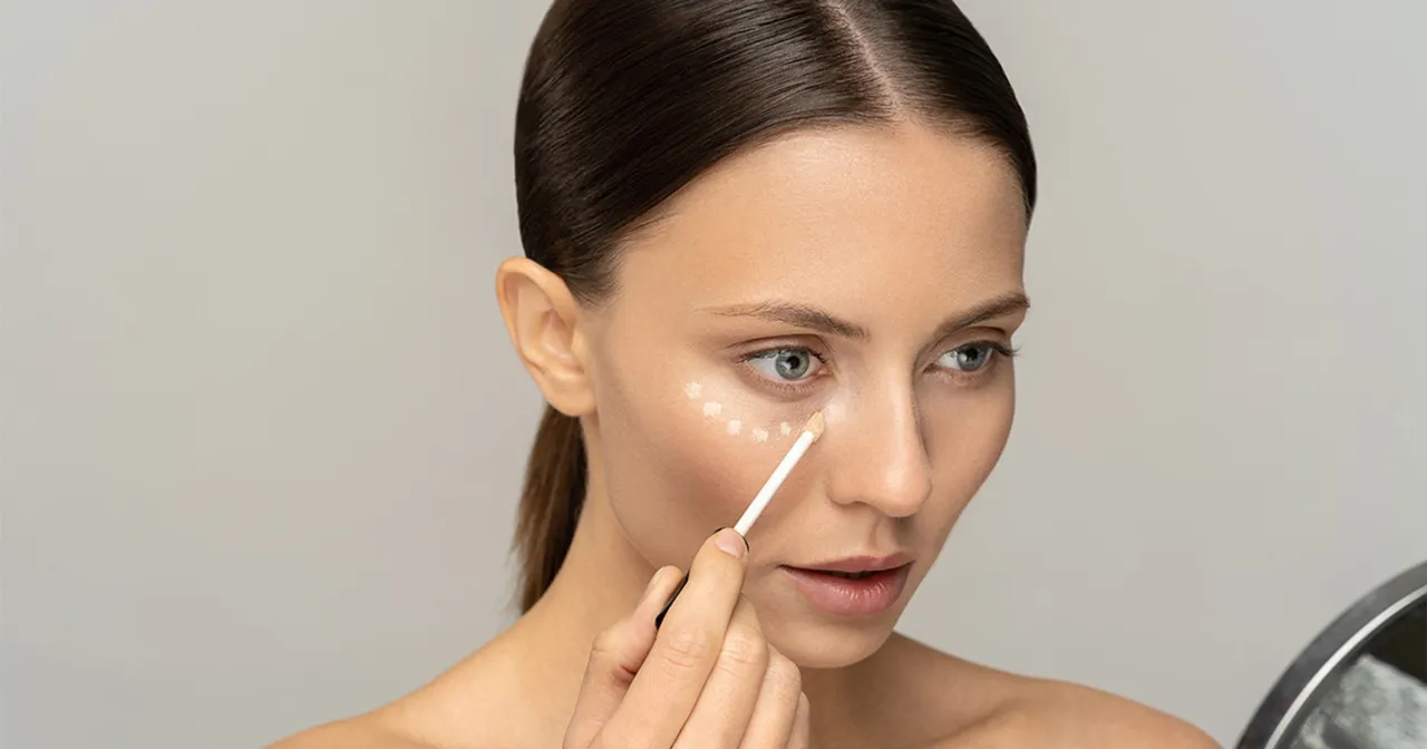 techniki aplikacji korektora pod oczy, narzędzia do korektora