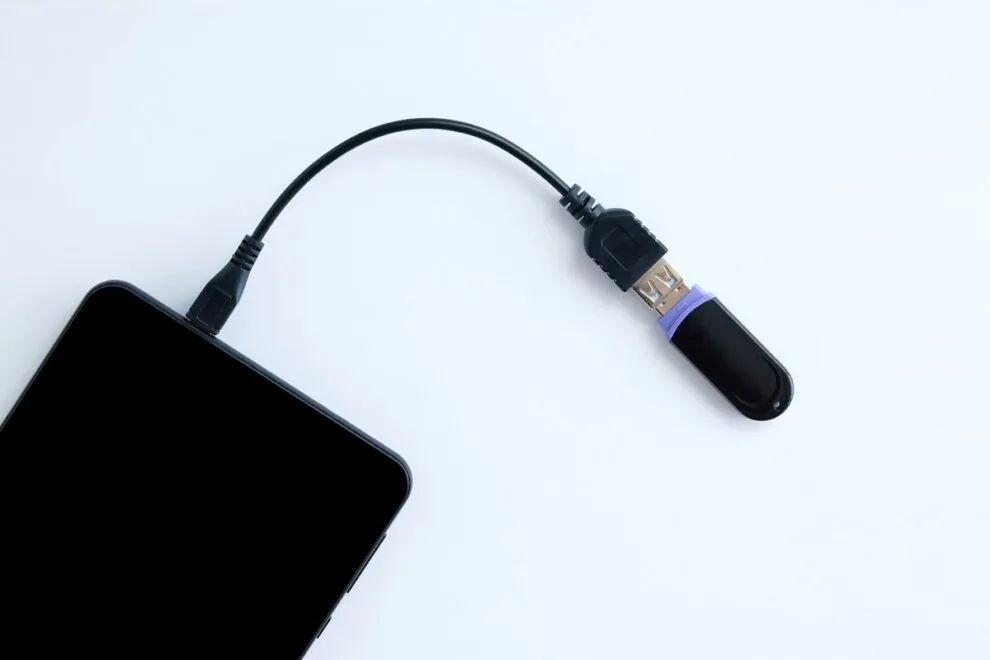 Zdjęcie Jak skopiować z telefonu na pendrive bez utraty danych i problemów