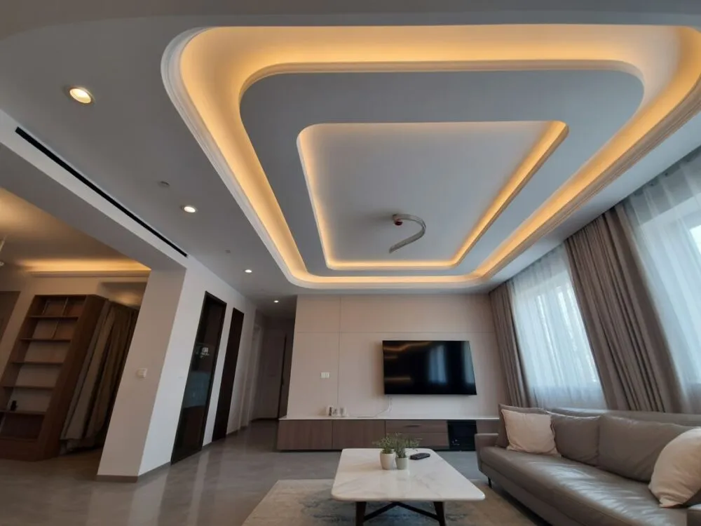 Zdjęcie Jak samodzielnie zrobić podwieszany sufit w salonie bez błędów i kosztownych pomyłek