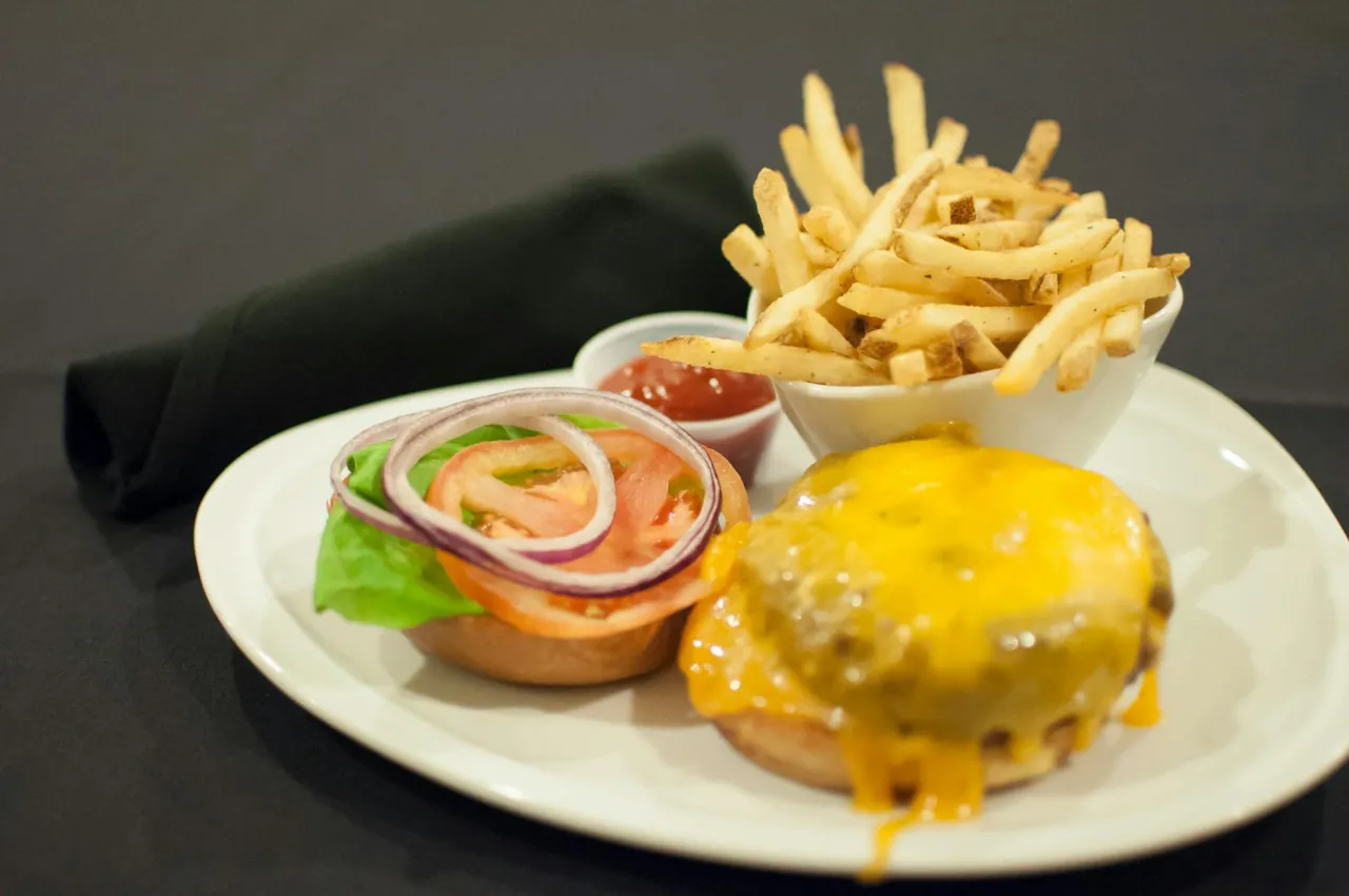 Zdjęcie Czym się różni hamburger od cheeseburgera? Odkryj kluczowe różnice