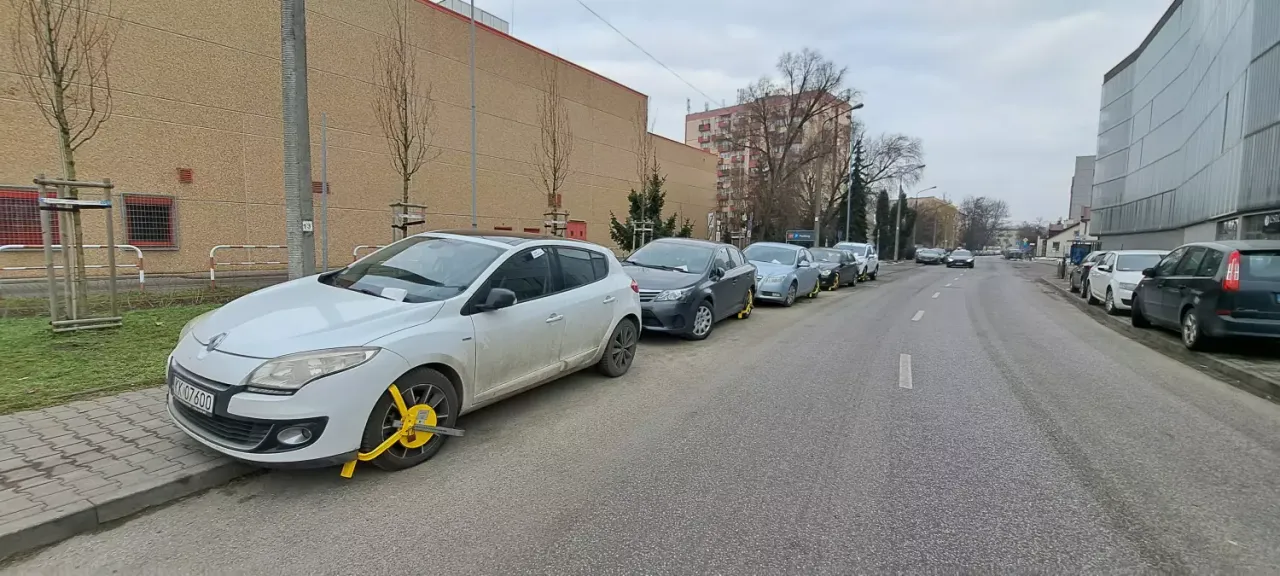 Zdjęcie Kiedy nie można parkować na chodniku? Uniknij wysokich mandatów